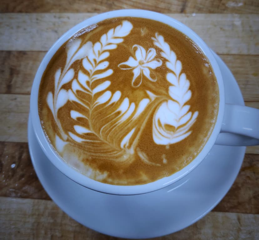 Dolce latte with leaf latte art